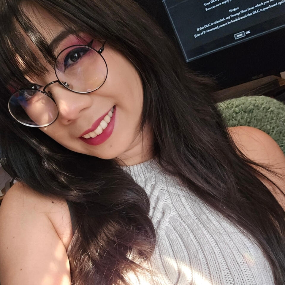 Photo of Steph smiling.